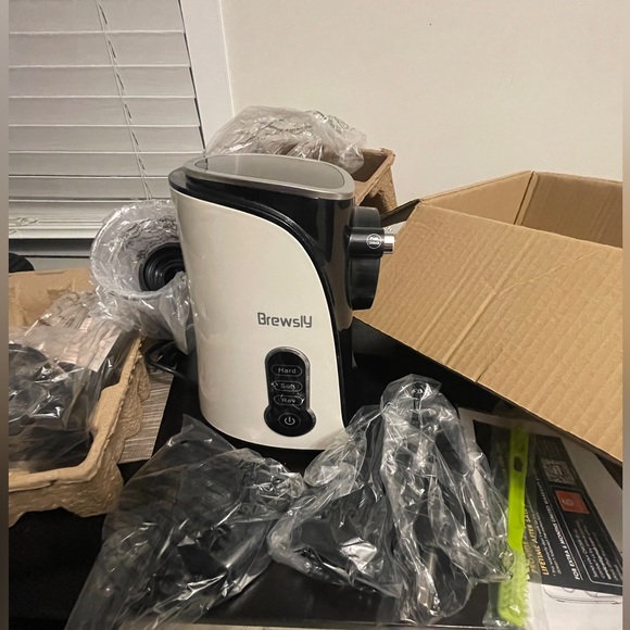 Brewsly Slow Masticating Juicer Extractor. Quiet Motor - Picture 2 of 4